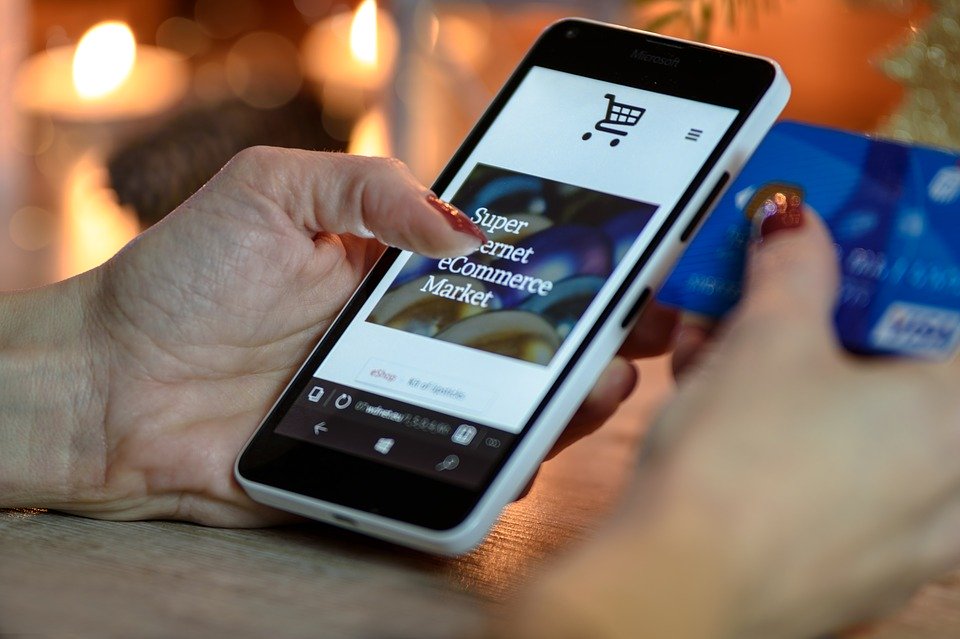 Smartphone sur lequel un client fait ses achats sur un site e-commerce