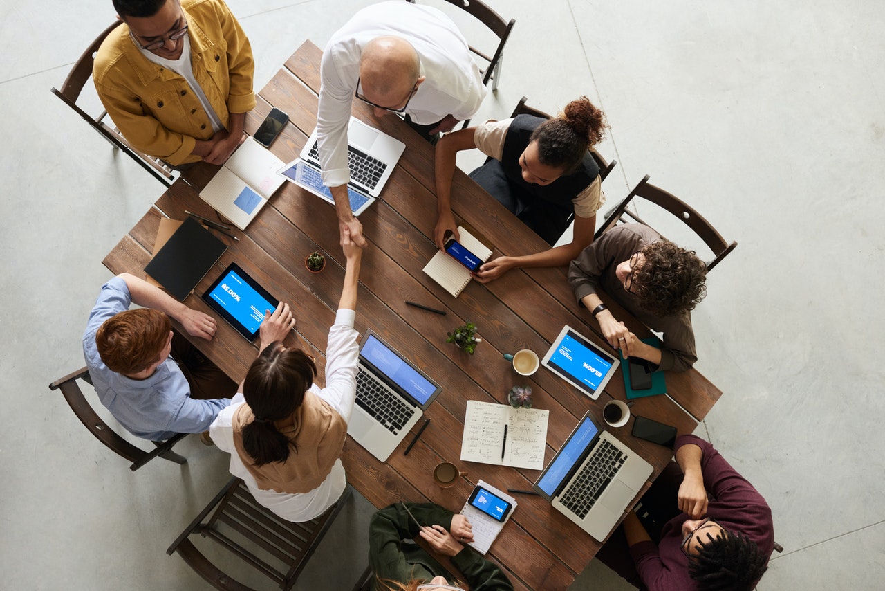 Définition travail hybride : modèle mixant télétravail et présentiel