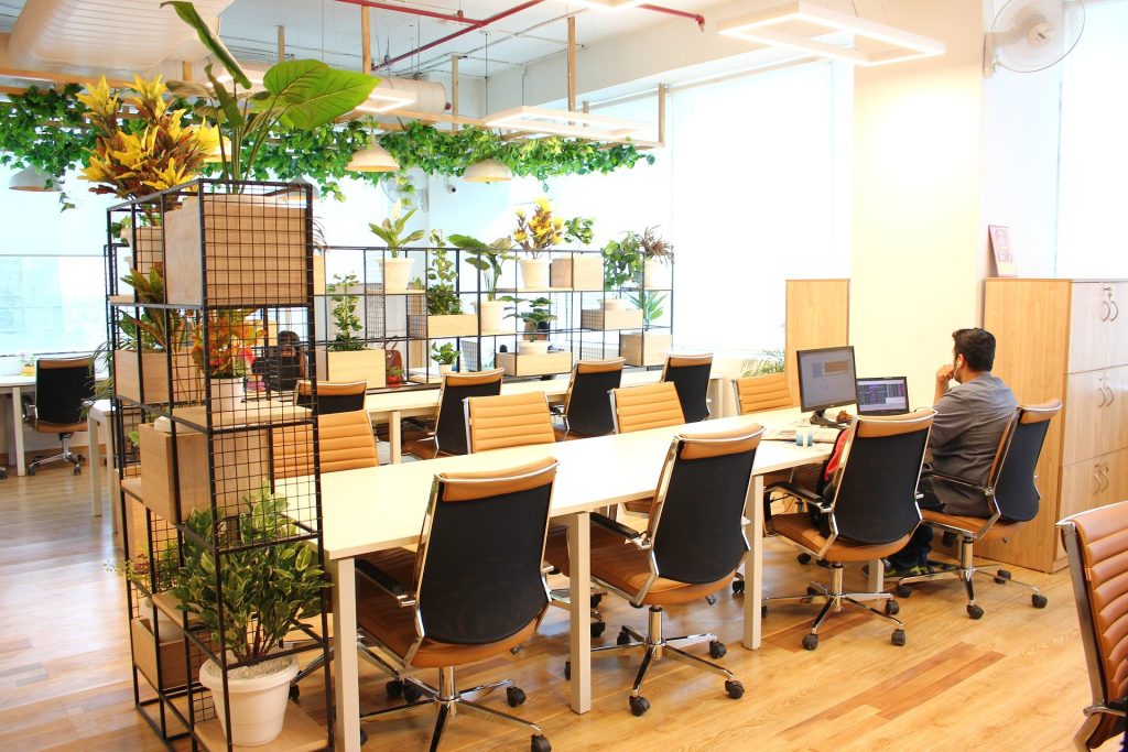 Entreprise qui visite les bureaux pour choisir son agence web