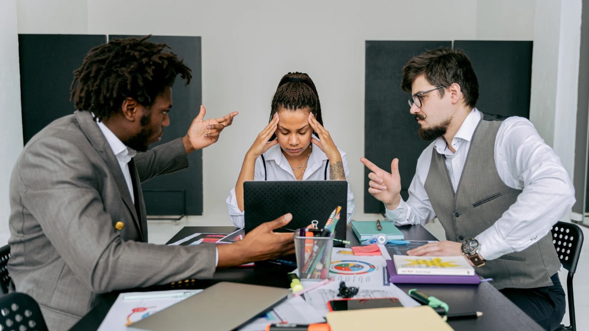 Je déteste mes collègues mais je dois travailler avec eux : que faire ?