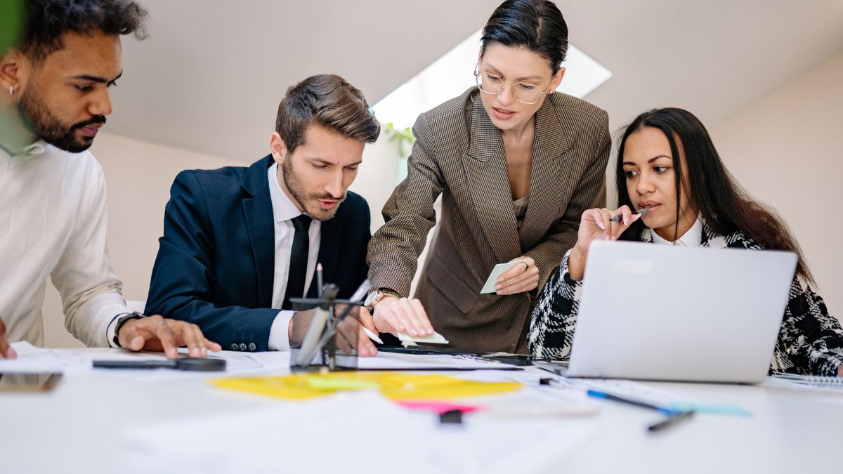 Micro-management : quand le contrôle permanent étouffe les talents