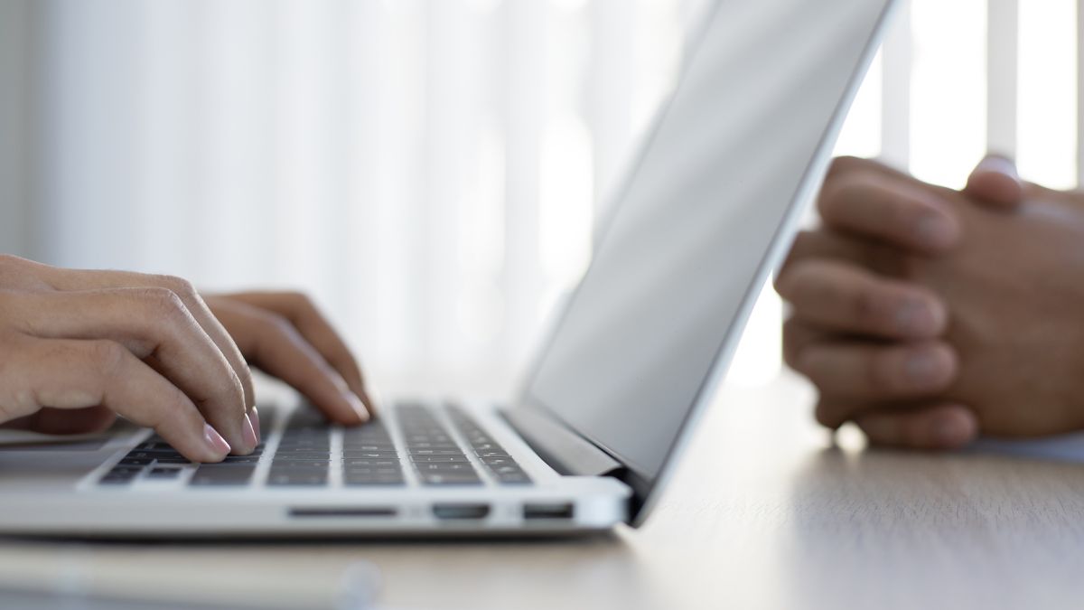 Bulletins de paie : comment vérifier automatiquement les heures supplémentaires via un SIRH ?