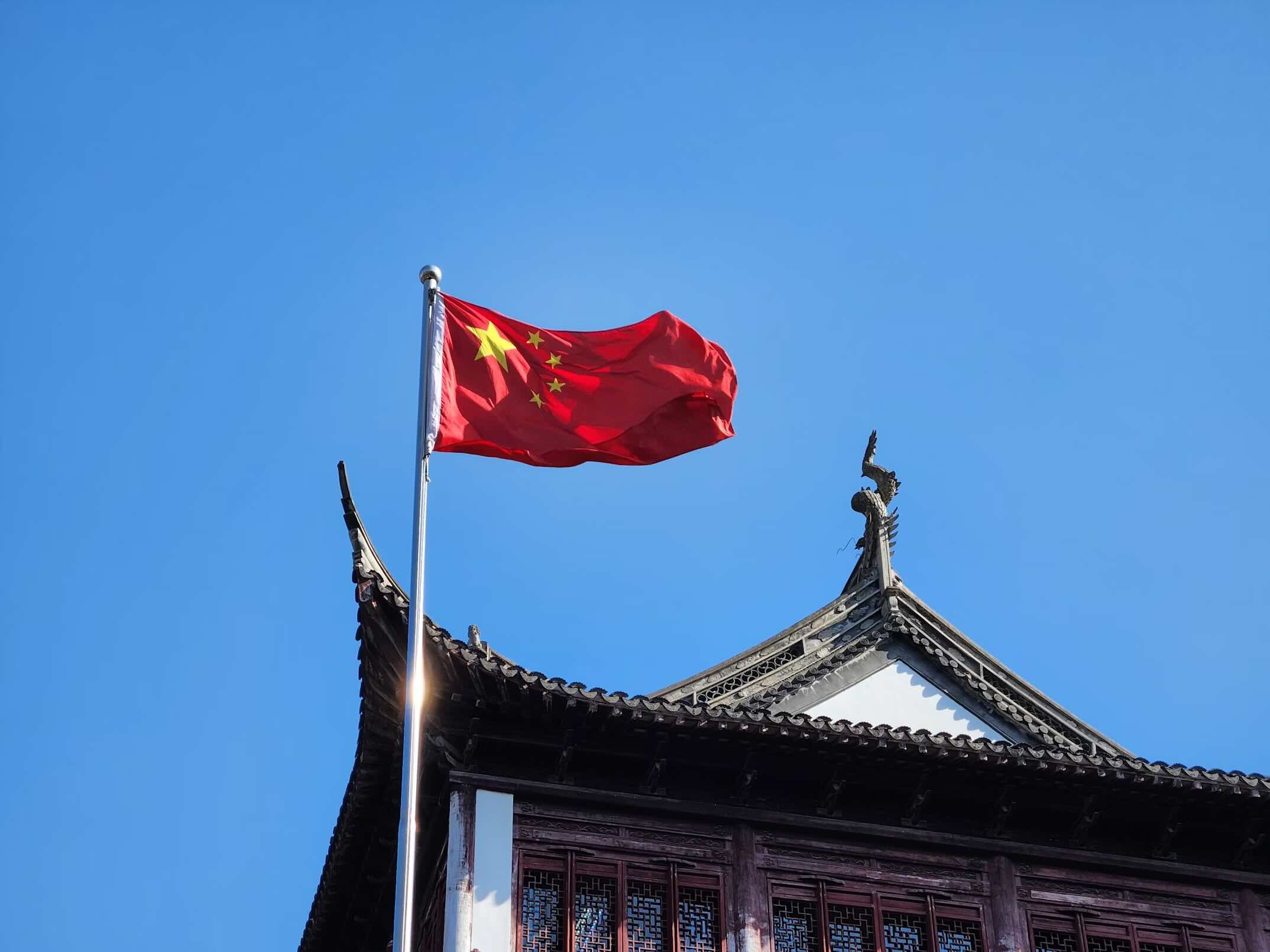 Remplacer un salarié par une intelligence artificielle en Chine : une interdiction légale pour préserver l’emploi