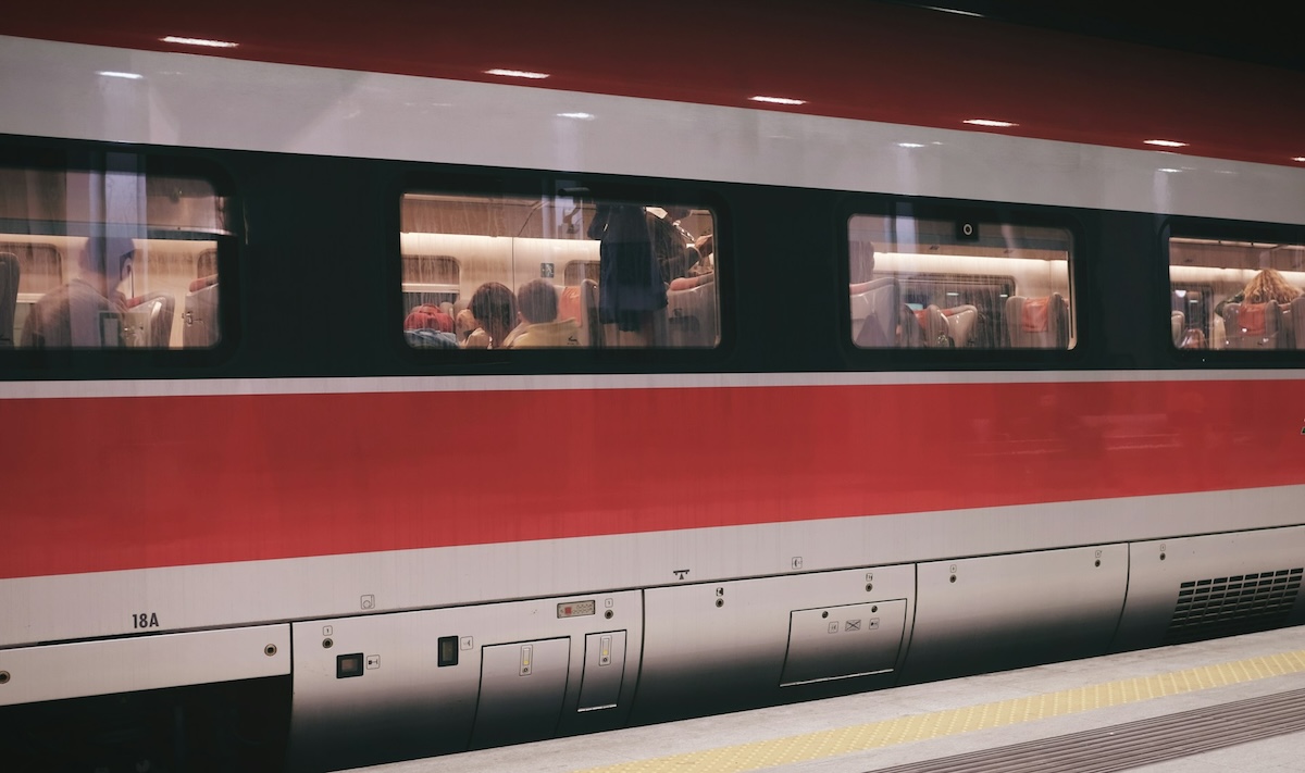 Pourquoi le Wi-Fi dans les trains fonctionne mal malgré les avancées technologiques : un regard sur les défis de la connectivité ferroviaire