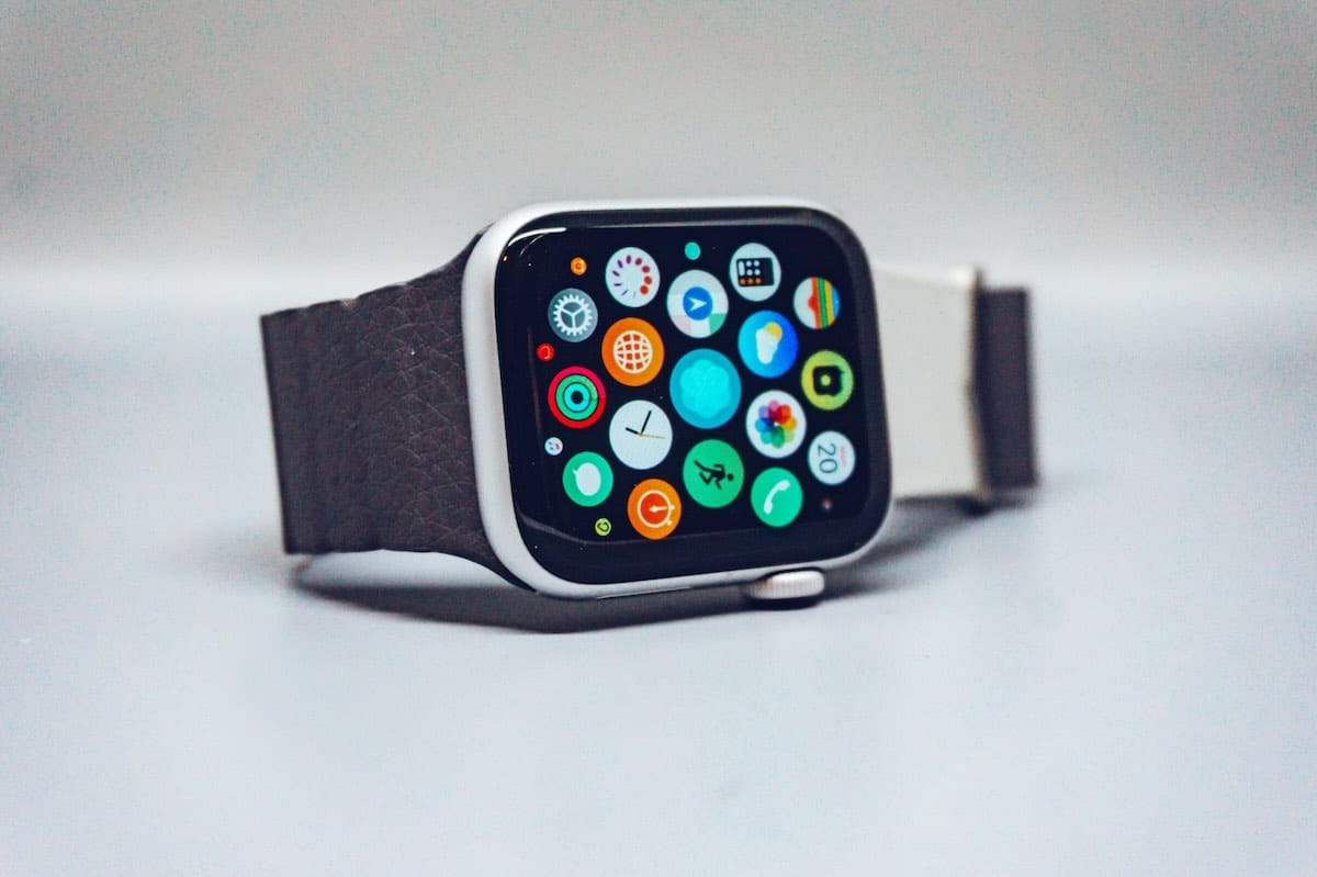 Pourquoi Apple domine-t-elle le marché des montres connectées avec intelligence artificielle embarquée en 2026 ?