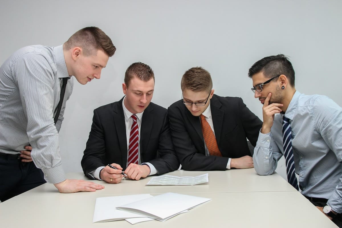 Pourquoi les clauses juridiques essentielles dans les CGV des auto-entrepreneurs sont-elles cruciales pour éviter les litiges ?