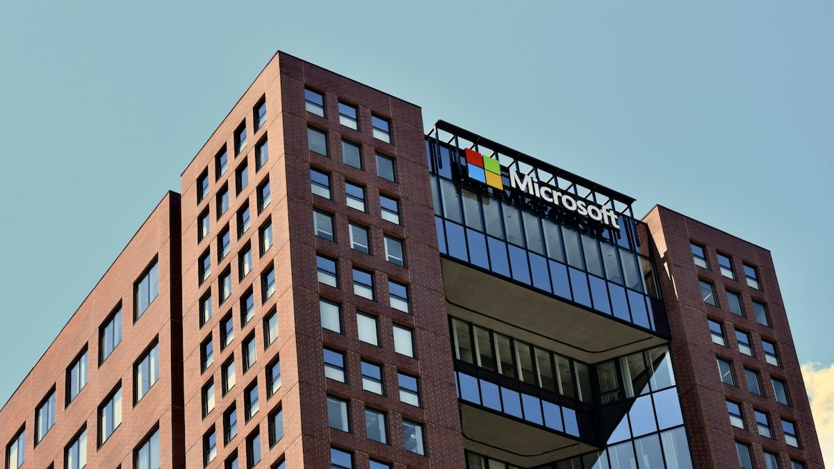 Pourquoi les entreprises doivent-elles repenser leur stratégie d&rsquo;apprentissage avec l&rsquo;intelligence artificielle selon Satya Nadella ?
