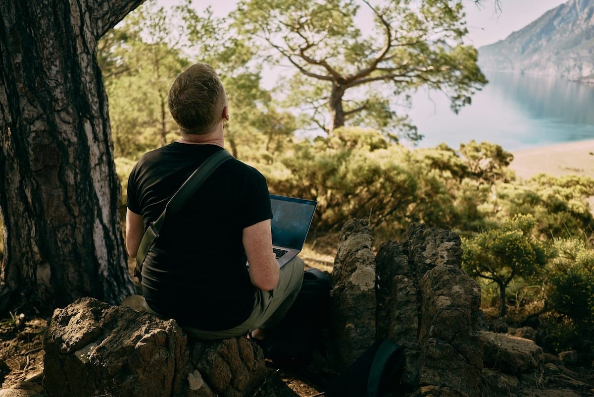 Pourquoi télétravailler depuis un lieu de vacances peut-il être risqué en 2025 ?