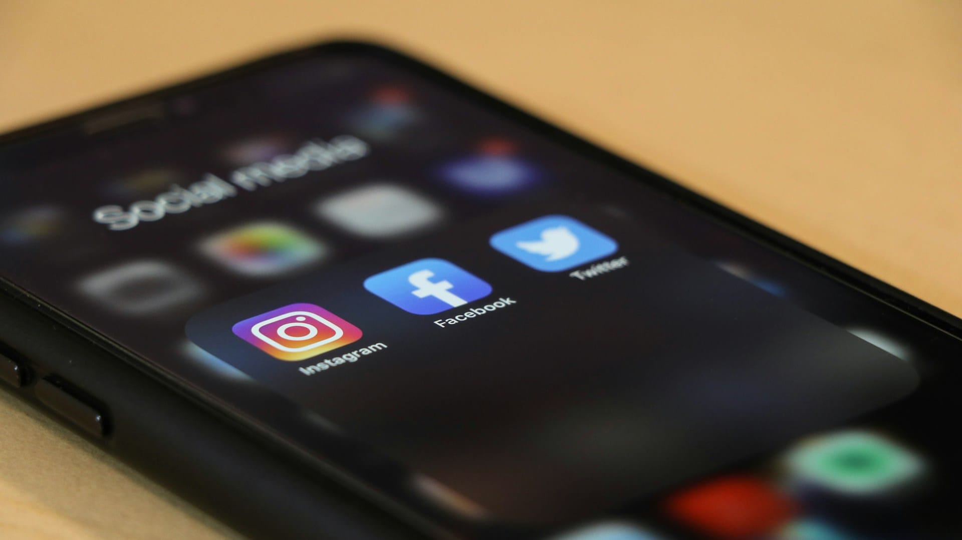 Comment les réseaux sociaux et l&rsquo;OSINT peuvent compromettre la sécurité des entreprises ?