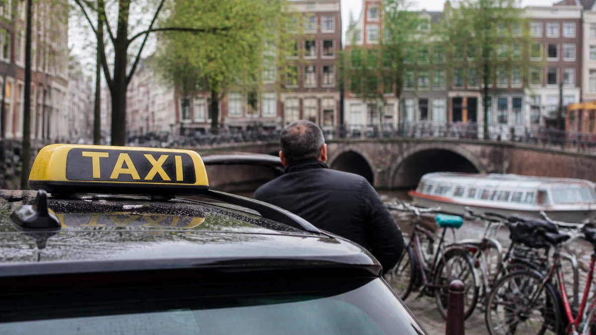 Pourquoi des chauffeurs de taxi à Amsterdam lancent-ils leur propre application pour affronter Uber et Bolt avec NLCabs ?