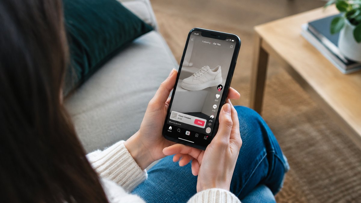 Pourquoi TikTok souhaite-t-il intégrer l&rsquo;achat en un clic dans le fil « Pour toi » ?